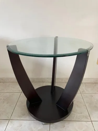 Mesa de madeira com tampa de vidro
