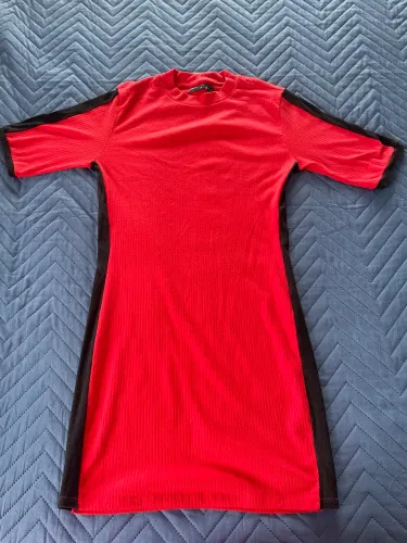 Vestido vermelho usado