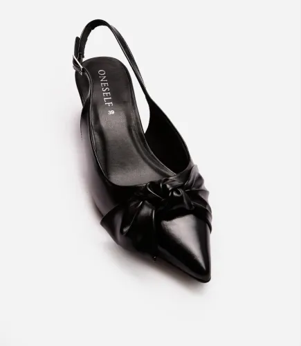 scarpin salto baixo fino com laço oneself preto