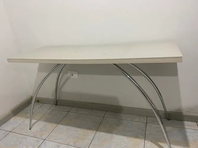 Vendo sofá retrátil, painel pra tv de 50 polegadas e aparador.