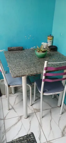 Tenho uma mesa pra vender de 4 cadeiras pedra de mármore no preço