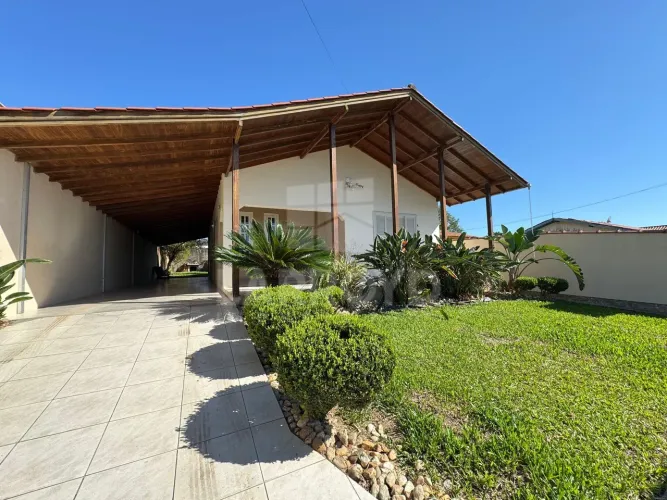 Casa à venda com pátio amplo e potencial comercial