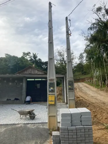 Poste monofásico padrão Celesc, 7 metros
