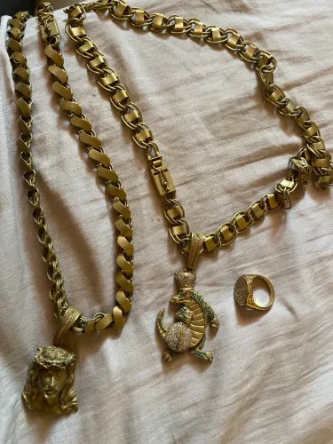 Vendo esse kit com duas correntes dois pingentes e um anel