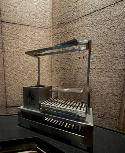 Churrasqueira de Parrilla Inox de bancada com varal