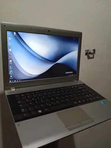 Notebook SAMSUNG. CORE i5. 6 GB de memória HD de 1 TERA. Bateria boa funcionando tudo.