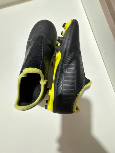 Chuteira nunca usada nova tamanho 33 de cravo original da puma 