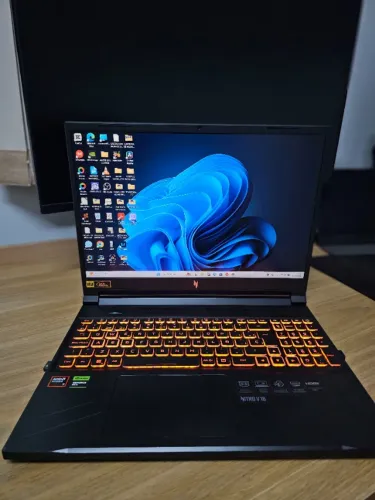 Notebook Gamer Nitro V-16, RTX 4060, Ryzen 7 8845HS, 24GB RAM DDR5