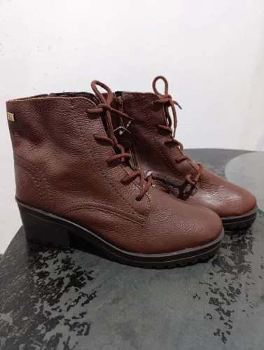 Bota em couro cano curto