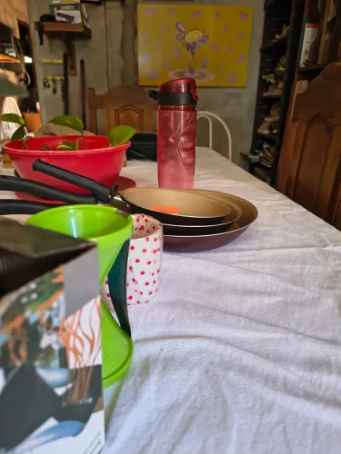 Kit de panela, garrafa de água e ralador de verduras