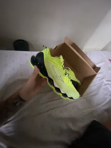 tênis Mizuno Wave Prophecy 13 na cor amarela vibrante