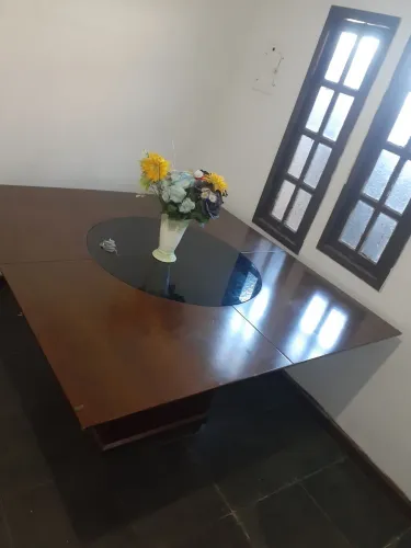 Mesa de madeira IMBUIA Com centro Giratório.