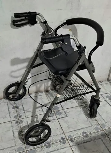 Andador com 4 rodas e assento