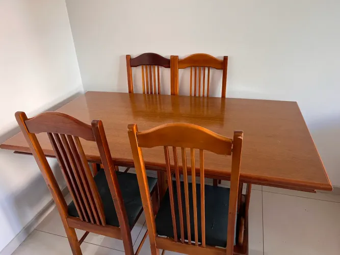 Vende-se Mesa de jantar com quatro cadeiras 
