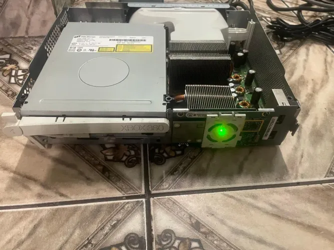 Xbox 360fat placa jaspe sem a carcaça leitor funcionando ele está com luz vermelha 