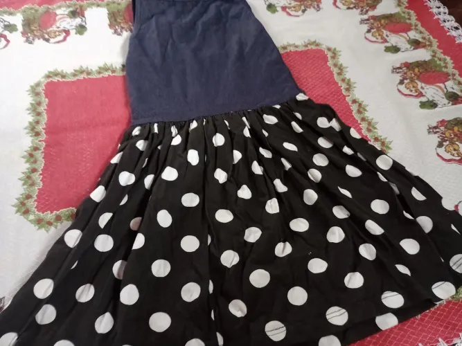 Vestido infantil com estampa de bolinhas