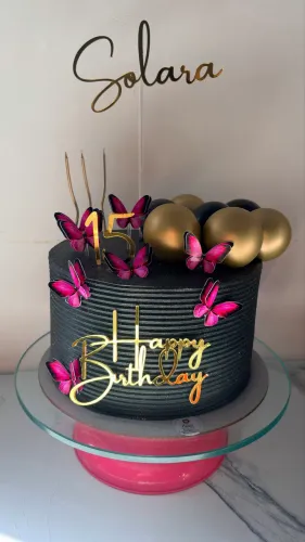Bolo de aniversário e kit festa personalizado 