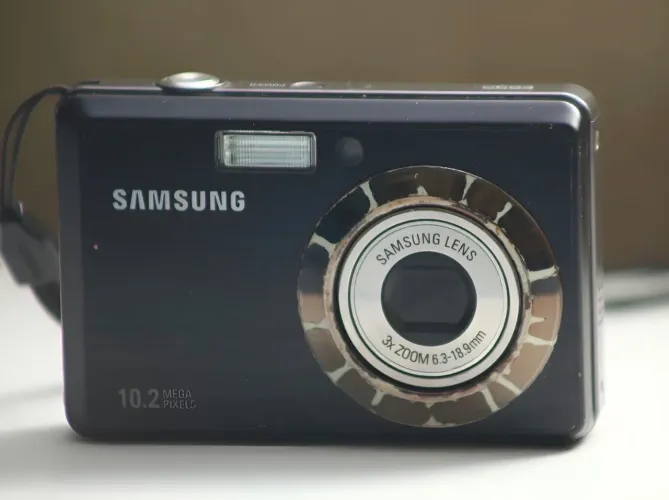Câmera Compacta Samsung 10.2 Mega Pixels 
