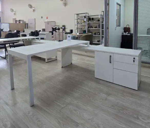 MESA COM ARMÁRIO