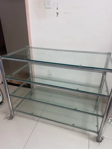 Rack em inox com prateleiras e tampão em blindex