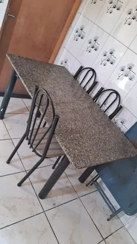 Mesa 4 cadeiras .