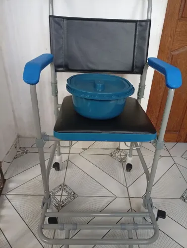 Vende se cadeira de banho nova