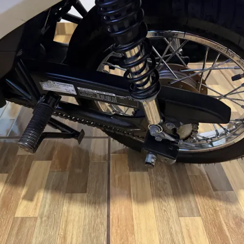 Vendo Honda Biz completa.