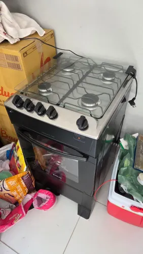 Fogão 4 bocas com forno. Acendimento automático.