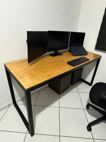 Mesa estilo industrial para escritório ou bancada de trabalho