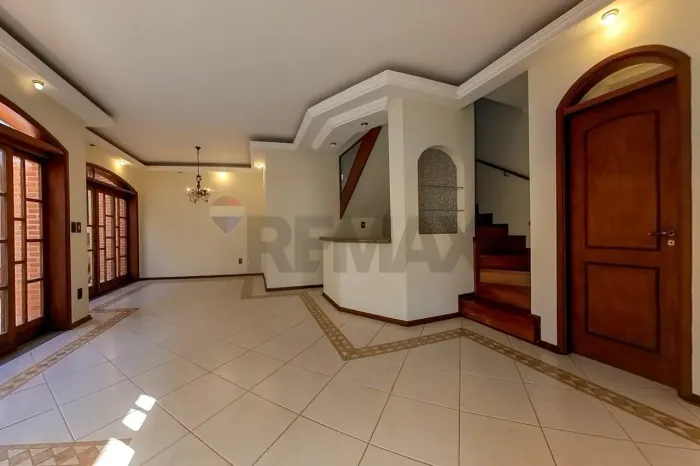 Casa com 4 quartos, sendo 1 suíte, sala com barzinho, lavabo, garagem + 5 carros, canil, 1