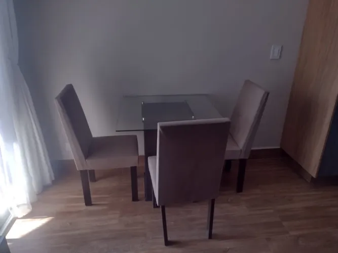 Mesa com tampo de vidro