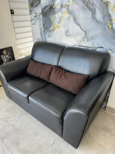 Sofá preto de couro