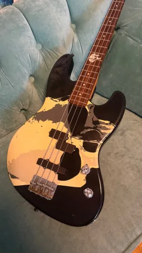 Baixo Squier Frank Bello Signature com captacao EMGX Frank Bello