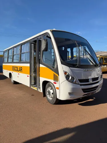 Micro ônibus escolar Mercedes LO915 ano 2010 34 Lug.
