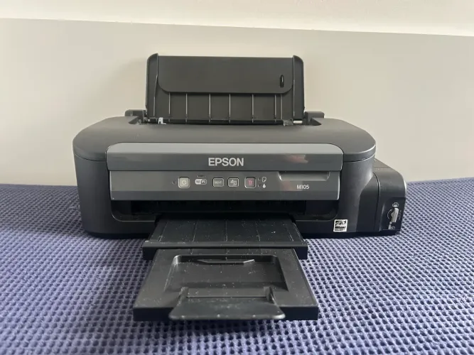 Impressora Epson M105 monocromática (+ pacote de folha A4 + tinta lacrada)