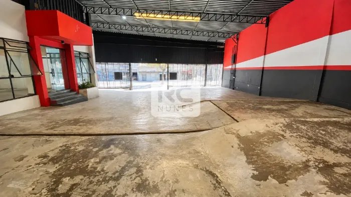 Galpão de esquina com 700 m² de área, ótima visibilidade, Bairro Carlos Prates, em Belo Ho