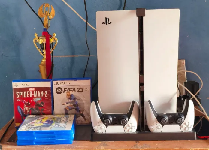Playstation 5 com 2 controles, 5 jogos, base para carregar controles