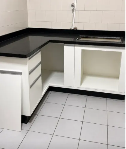 Balcão com pedra de mármore e entrada para Cooktop e forno 