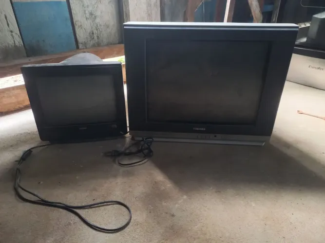 Vende se duas TV uma CCE e a outra é uma toshiba as duas pegando  