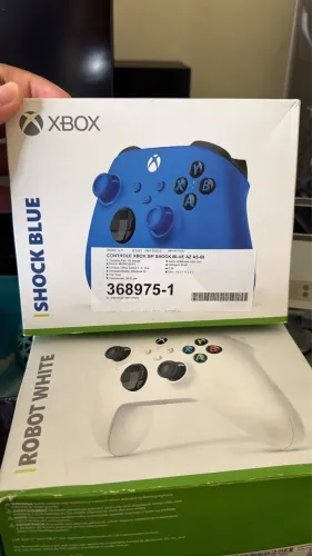 Controle Xbox azul e vermelho