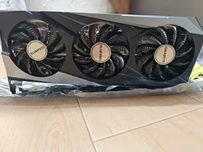 Placa de video RX 7600 triple fan