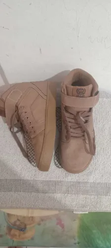 Tênis masculino e feminino disponível usado
