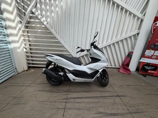 Nova Honda Pcx dlx serie withe zero km já emplacada tudo ok em meu nome