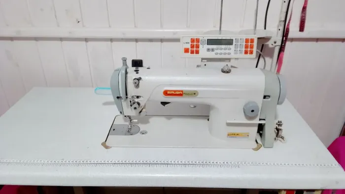 Máquina de costura reta eletrônica