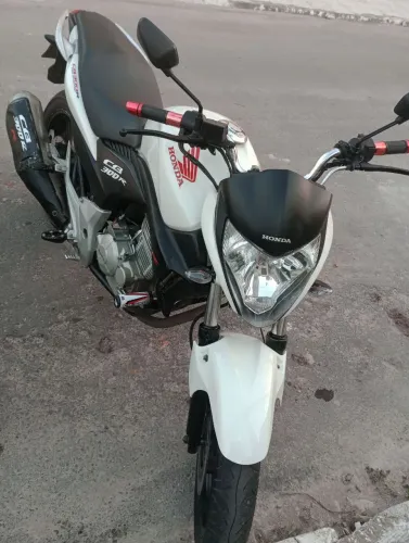 Vendo cb300r cor branca toda revisada recentemente pneus novos