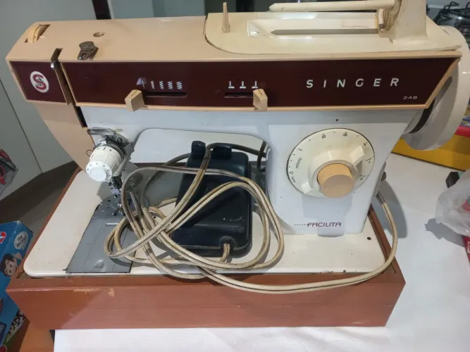 Máquina de costura com diversos bordados