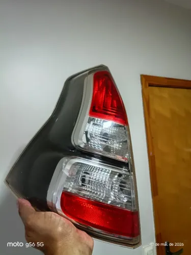 Vendo lanterna original Sandero Step Way máscara preta LD ESQUERDO em excelente estado.