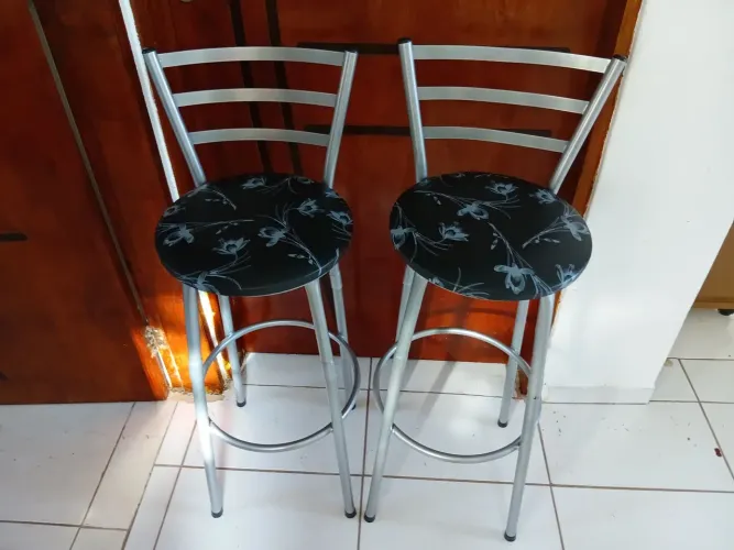 2 banquetas novas