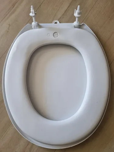 Assento, tampa de vaso sanitário almofadado, novo.