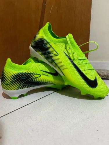 Chuteira Nike mercurial de campo